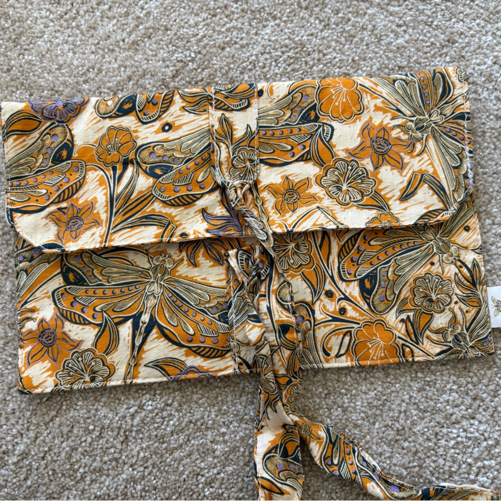 Agua benedita clutch.